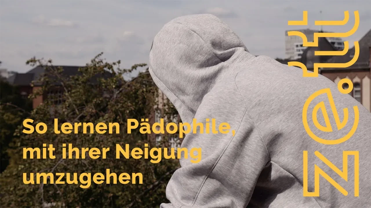 Vorschaubild eines Videobeitrags: eine Person mit Kapuzenpullover, von hinten aufgenommen