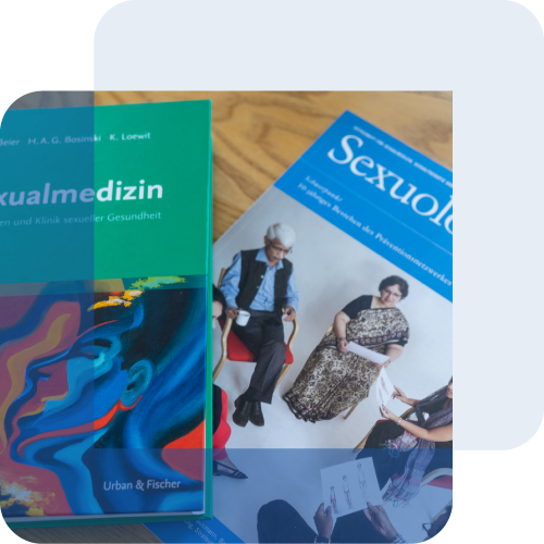 Zwei Fachbücher nebeneinander: das Lehrbuch „Sexualmedizin“ und ein Heft der Zeitschrift „Sexuologie“