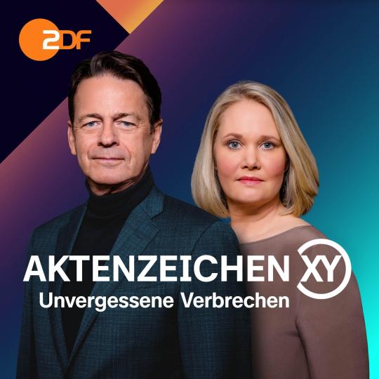 Titelbild des ZDF-Podcasts „Aktenzeichen XY… Unvergessene Verbrechen“ mit den beiden Moderierenden